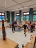 In den Klassenzimmern waren Spielestationen aufgebaut, zum Beispiel durften die Kinder beim Dosenwerfen Treffsicherheit beweisen.