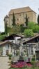 Friedhof mit Schloss im HintergrundR