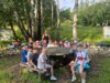 Die erste Klasse der Grundschule Prackenbach besuchte den Lehrbienenstand in Viechtach und erhielt interessante Informationen von Kr&auml;uterp&auml;dagogin Sandra Peter.