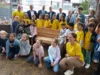 Gemeinsame Übergabe der Freundschaftsbank auf dem Pausenhof der Maria-Montessori-Grundschule Bocholt. Foto: Bürgerstiftung WML