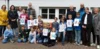 Gemeinsame Übergabe von drei Freundschaftsbänken auf dem Pausenhof der Hand-in-Hand-Grundschule Gescher. Foto: Bürgerstiftung WML