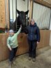 Auch zwei Pferde wohnen auf dem Hof, Hanna hilft Mama Gabi oft beim F&uuml;ttern und darf auch selbst mal reiten.