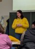 Karin Przewloka war als Vertreterin der Polizeiinspektion Viechtach vor Ort und informierte &uuml;ber das richtige Verhalten beim Schulweg und an der Bushaltestelle