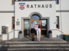 Marina W&uuml;hr (l.) und Kristin Lorenz haben im Namen der Gemeinde bereits Flyer und Plakate gestaltet.