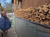Auch die Holzarbeit bereitet Johann Schedlbauer Freude, stolz zeigt er die aufgerichteten Holzst&ouml;&szlig;e um das Haus und den Schuppen.