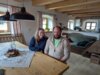 : Mittlerweile ist das alte Wohnhaus auf dem Kastlhof renoviert, hier leben Kerstin Bindl und Michael Schroll mit ihrer Familie. In der Stube blicken sie zur&uuml;ck auf die schreckliche Brandnacht und auf den schwierigen Weg bis zum jetzigen Erlebnisbauernhof.
