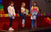 Grundschülerinnen der Andreas-Grundschule Velen tragen ihr Akrostichon vor. Foto: R. Weber