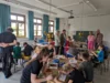 Die Gäste inspizierten interessiert die Projekte der Viertklässler. 