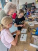 Beim Kurs &bdquo;Technik f&uuml;r Kinder&ldquo; an der Grundschule Prackenbach bastelten die Kinder konzentriert an ihrem Projekt Wechselblinker.