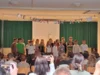 Mit einem umgedichteten Lied rührten die Viertklässler einige ihrer Zuhörer zu Tränen. 