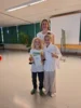 Rektorin Katrin Hartl mit den beiden Schulsiegern im Sport, Vincent Engel und Frida Engel.