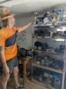 Franz Koch, der Franze, zeigt das Regal voller &bdquo;altem Klump&ldquo;, der Ausschussware der vergangenen Rennen. Oben auf: die Pokale, die das Team schon gewonnen hat.