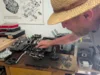 Mechaniker, Mentor (und Maskottchen) des Teams, Christian Axmann oder Axe, zeigt den Motor f&uuml;r das n&auml;chste Rennen am Thannhof bei Prackenbach &ndash; noch in Einzelteilen.