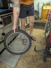 Gerissene Radfelge &ndash; &uuml;ber die Erinnerung an diesen Arbeitseinsatz am&uuml;siert sich das Team kr&auml;ftig: Kurzerhand bauen sie w&auml;hrend der Probedurchl&auml;ufe das Rad eines baugleichen Mopeds bei einem benachbarten Landwirt aus, an ihr Rennfahrzeug dran und schon startet das Rennen.