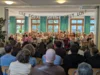 Mit ermutigenden Liedern begr&uuml;&szlig;ten die Prackenbacher Grundsch&uuml;ler die Erstkl&auml;ssler und hie&szlig;en sie willkommen.