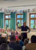 Schulleiterin Katrin Hartl verteilte an jedes Kind eine Breze in Form des Anfangsbuchstabens.