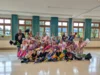 28 Erstkl&auml;ssler hatten am Dienstag ihren ersten Schultag an der Grundschule Prackenbach mit Klassenleiterin Karin Winklbauer.