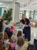 Jedes Kind wurde pers&ouml;nlich mit Handschlag begr&uuml;&szlig;t.