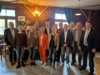Die Kandidaten f&uuml;r den Gemeinderat mit Andreas Eckl (r.), ehemaligem Freie W&auml;hler-Bezirksvorsitzendem und Kreisrat Heinrich Schmidt (l.) und Sabrina Laschinger (8.v.l.), Kreisr&auml;tin Kreisvorsitzende der Freien W&auml;hler und Regens zweite B&uuml;rgermeisterin.