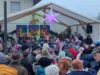 Der Nikolaus wurde auf der Bühne von zahlreichen Kindern umringt. 