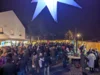 Am Samstag tummelten sich zahlreiche Besucher auf dem Platz vor dem Prackenbacher B&uuml;rgerhaus und genossen die weihnachtliche Atmosph&auml;re.