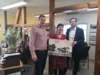 Amtsdirektor Mathias Ryll &uuml;berreicht AZV-Chefin Kerstin Baier ein Bild des Bahnhofs vor 100 Jahren, das freut auch B&uuml;rgermeister Matthias Schimanowski
