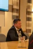 B&uuml;rgermeister Andreas Eckl zeigte sich ersch&uuml;ttert vom pl&ouml;tzlichen Tod eines langj&auml;hrigen Verwaltungsmitarbeiters und bat zu Beginn der Sitzung alle, sich zu einer Schweigeminute in Gedenken an Richard K&ouml;nig zu erheben.