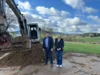B&uuml;rgermeister Andreas Eckl und Verwaltungsfachangestellte Kristin Lorenz bei der Baustellenbesichtigung.