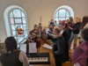 Mit bewegenden Dankesliedern an die Feuerwehr schm&uuml;ckten der Kinder- und Jugendchor Prackenbach gemeinsam mit der Band &bdquo;HARMonie&ldquo; den Festgottesdienst in der Pfarrkirche Sankt Georg aus.