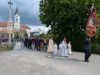 Nach der Kirche marschierten Geistlichkeit, Ehreng&auml;ste und der Feuerwehrverein zum neuen Feuerwehrhaus.