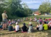 Naturparkrangerin Christina Frank brachte den Kindern die Lebenswelt Wiese in verschiedenen Aktionen näher. 