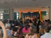 Die erste Klasse verabschiedete sich in der bis auf den letzten Sitz- und Stehplatz gef&uuml;llten Aula mit einem Gedicht von Lehrerin Anita Greiner.