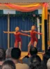 Zwei Ballerinas schwebten mit anmutigen Bewegungen &uuml;ber die B&uuml;hne.