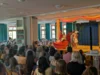 Am&uuml;santer H&ouml;hepunkt des Programms: Zum Abschied von Anita Greiner in den Ruhestand hatte die Theater-AG unter Anleitung von Lehrerin Julia Strobel eine moderne und auf die Ehrenperson umgeschriebene Fassung von &bdquo;Schneewittchen&ldquo; einstudiert.