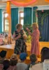 Rektorin Katrin Hartl (r.) &uuml;berreichte nach Dankes- und Lobesworten ein Abschiedsgeschenk vom Lehrerkollegium an Anita Greiner.