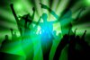 Symbolbild: Tanz - Gerd Altmann auf Pixabay; Silhouetten tanzender Menschen im grünen Streulicht