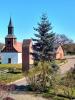 ... die Kirche und Dorfstraße in Lübzow."
