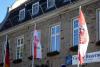 Vor dem ehemaligen Rathaus am Marktplatz wehten die Flaggen der St&auml;dte.