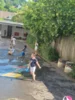Bild von Galerie: Wasserschlacht auf dem Schulhof Juni 2026