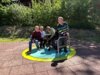 Meldung: Kinder freuen sich über inklusives Karussell
