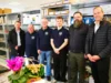 Vorschaubild der Meldung: Bürgermeister Axel Schmidt gratuliert Christian Lange zum 20-jährigen Bestehen der Perleberger Filiale der Friedrich-Lange GmbH