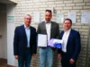 Vorschaubild der Meldung: Bürgermeister Axel Schmidt gratuliert Geschäftsführer Steve Hausmann zum 30-jährigen Jubiläum der Trend Service GmbH