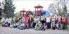 Vorschaubild der Meldung: Königshüttes Kinder erstürmen neuen Spielplatz und feiern mit den Großen ein Fest - Alte Anlage am Gemeindebüro vom TÜV bemängelt / Neue Geräte „ein Riesenspa&