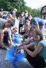 Meldung: Schüler sprayen blaues Band in Wusterhausen
