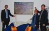 Unser Bild zeigt während der Enthüllung der Luftaufnahme von Sterbfritz v.l.n.r.: Bürgermeister Carsten Ullrich, Einrichtungsleiterin Ute Callsen und Fotokünstler Axel Haesler