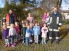 Matthias Maier und Stefan seidl von der FFW Altrandsberg mit den Buben und Mädchen des Kindergartens, mit im Bild das Personal