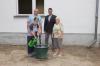 Ortsbürgermeister Thomas Lindemann, Bau und- Ordnungsamtsleiter Arne Haberland, Frau Angelika Stumbries mit Enkel Tom
