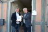 Arne Kron übergibt für die AG Historische Stadtkerne die Auszeichnung an den Bürgermeister Roman Blank, Foto: Wolfgang Hörmann