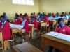Schülerinnen und Schüler der Ecole Secondaire Kirinda mit Masken im Unterricht