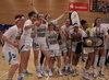 Die Freiburger Basketballerinnen präsentieren die Meistertafel und feiern dann den erstmaligen Titelgewinn für den USC Freiburg - Bild: Joachim Hahne / johapress